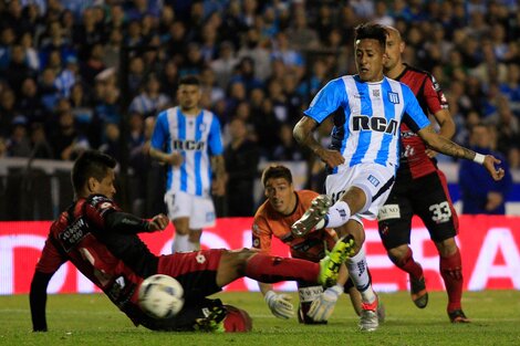 Rosales, durante su corta estadía en Racing, anotando justamente frente a Patronato. (Fuente: NA)