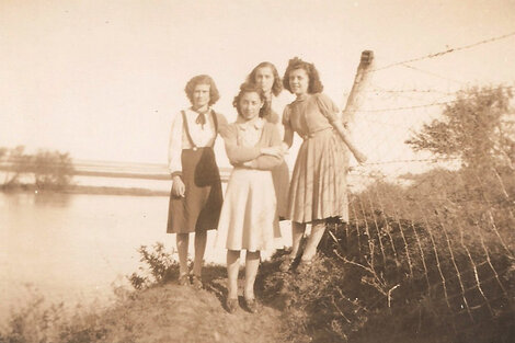 1) Grupo de amigas a la orilla del río Coronda (1940).  2) Trabajadores de los hornos de ladrillos en Alvarez (1950).  3) Picnic del Día del Estudiante (1939). 4) Un festejo de casamiento.