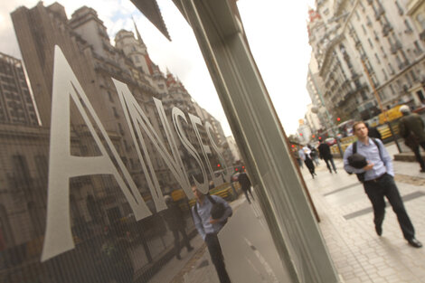 El Gobierno declaró la línea 130, el servicio de atención telefónica de ANSES, como "servicio esencial e indispensable", en el contexto del aislamiento social y obligatorio dispuesto para desacelerar los contagios de coronavirus en el país.