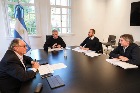 El presidente Alberto Fernández con el ministro Martín Guzmán y los diputados Máximo Kirchner y Carlos Heller, promotores del impuesto a la riqueza.