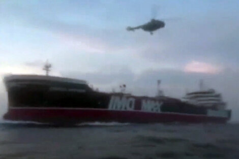 Captura de video de la Guardia Nacional iraní mostrando el abordaje al petrolero británico.