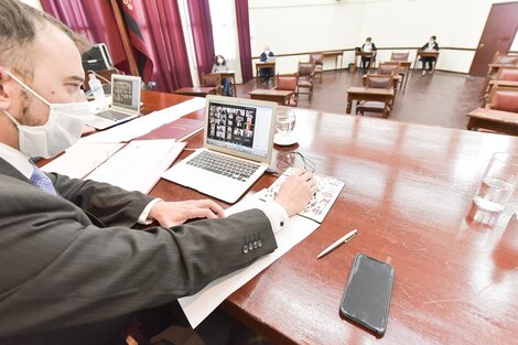 El presidente Madile, único concejal en el recinto, el resto en videoconferencia