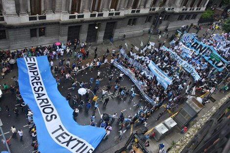 El 29 de mayo, trabajadores y empresarios textiles compartieron una marcha en reclamo por la situación del sector. 