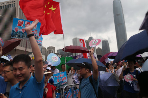 Marcha a favor del gobierno en Parque Tamar, Hong Kong 