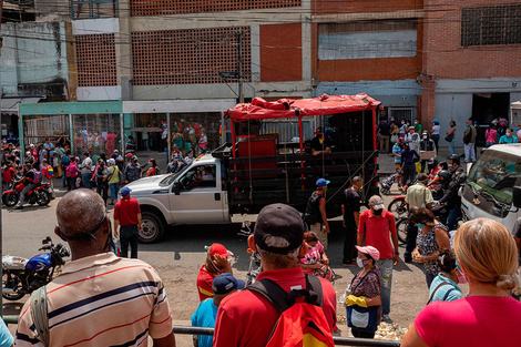 Un camión del gobierno en Caracas pide que la gente se quede en su casa. 