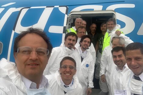 Pilotos y técnicos del vuelo de Aerolíneas Argentinas en el aeropuerto de Shangai.