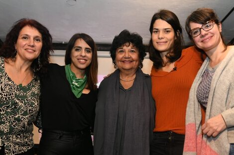 Velazco, Donda, Barrancos, Serra y Gisela Marziotta, en el Conversatorio sobre Feminismo.