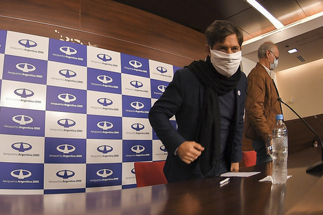 Kicillof junto a Gollán, tras recibir al avión de Aerolíneas. 