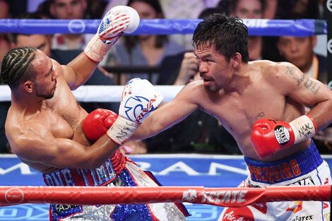 Pacquiao en uno de sus ataques sobre el estadounidense Keith Thurman.