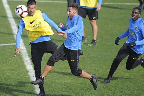 Carlos Tevez encara ante la presencia de Paolo Goltz.