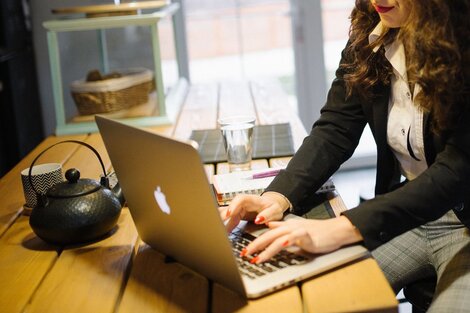 El potencial de trabajo vía remota asciende a 34 por ciento en hombres y desciende a 24 por ciento en mujeres