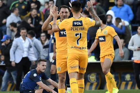 Pereyra, uno de los pocos juveniles utilizados por Cocca, se saluda con Rinaudo, mediocampista de mil batallas. (Fuente: Fotobaires)