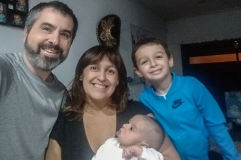 Leonardo, Natalia, con Mateo en brazos y Lucas.