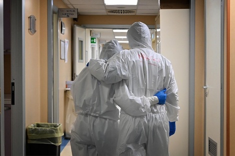Un médico y una enfrmera terminan su día de trabajo en un hospital de Roma 