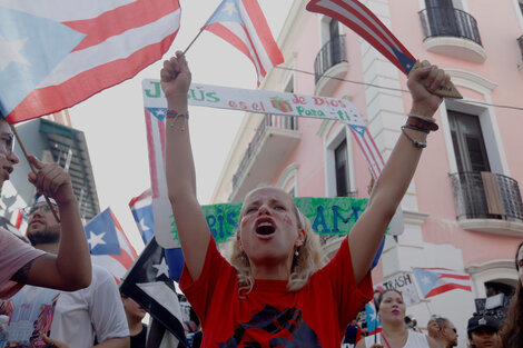 Masivas protestas en las calles exigiendo la renuncia de Rosselló. 