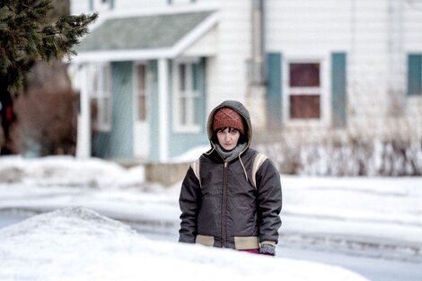 El film de Côté transcurre en gran parte en exteriores grises, siempre nevados, el paisaje desolador de un pequeñísimo pueblo de la provincia de Quebec.