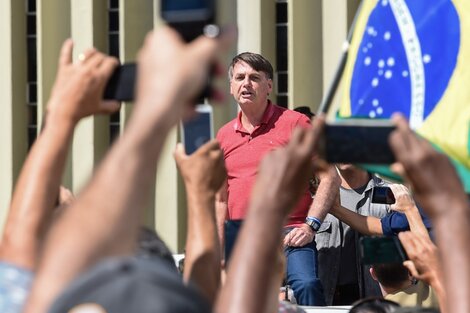 Jair Bolsonaro asediado por los números de la pandemia.