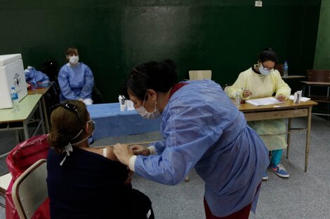 La ayuda en centros de vacunación es una de las tareas a las que se convoca a los "voluntarios" en la ciudad. 