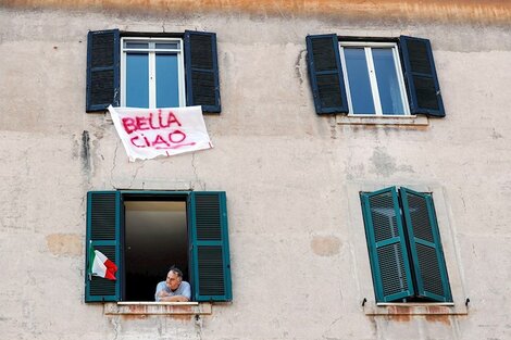 Los balcones de Italia se llenaron de banderas: muchos cantaron la canción emblemática de los partisanos. 