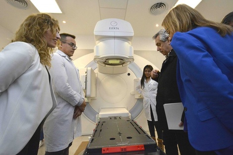 Rocío García, Alberto Fernández y Alicia Kirchner durante una visita al Cemnpa.
