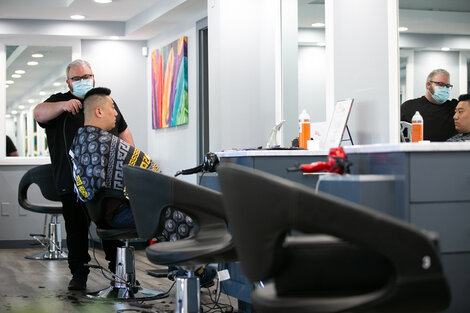 Corte de pelo en Atlanta, Georgia, donde las peluquerías están abiertas.