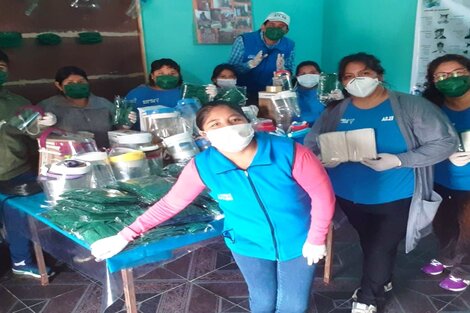 Militantes de Barrios de pie