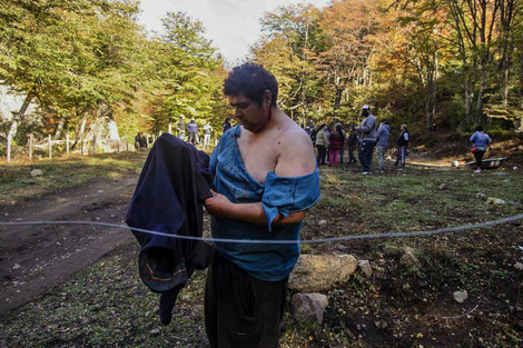 Ramiro Buenuleo fue uno de los agredidos y heridos por los que pretenden expulsarlos de sus tierras. 