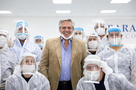 Fernández posó junto a trabajadores de la empresa. 