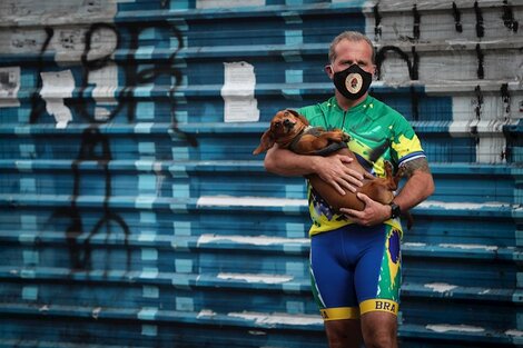 Un hombre con su perro en San Pablo, el principal estado brasileño afectado por la Covid-19. 