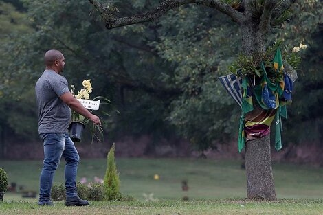 Decenas de brasileños visitaron la tumba de Ayrton Senna 