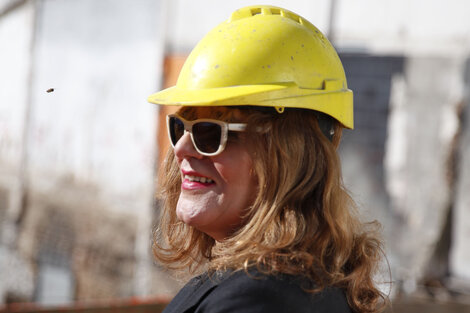 Canela Grandi Mallarini en su ámbito de trabajo: dirigiendo una obra en construcción.