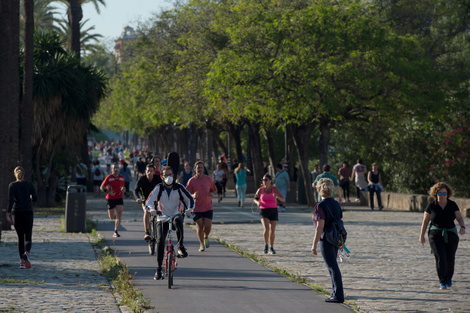 Corredores, ciclistas y quienes salgan a caminar tienen permitido salir una vez al día.