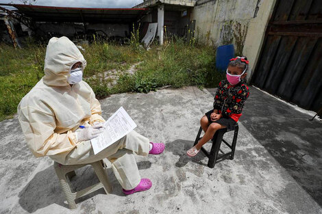 Un médico del Gobierno Provincial de Pichicncha registra información para detectar contagios por coronavirus ese lunes, en Quito (Ecuador). 