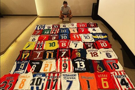 Raúl junto a los recuerdos que le dejó el fútbol.