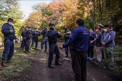 Ramiro Buenuleo, de espaldas, habla con la policía el 29 de abril tras el ataque.