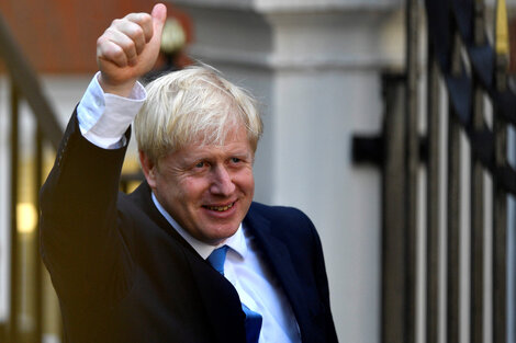 Johnson, transgresor de pelo siempre revuelto, de excentricidad británica culta y superficial labrada en Oxford. Foto 2:Manifestantes disfrazados protestan frente a la oficina de Johnson esta semana. (Fuente: EFE)