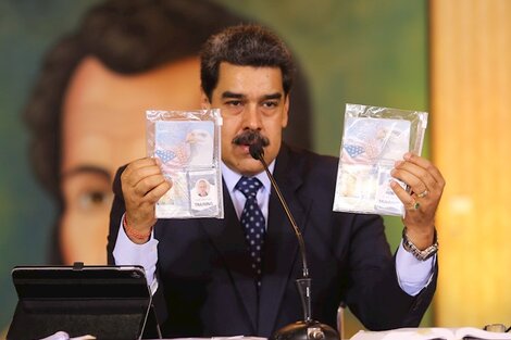 Maduro mostró hoy los pasaportes de Denman y Berry. 