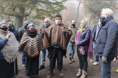 Ramiro Buenuleo en su territorio recuperado en Cerro Ventana, junto a Silvia La Ruffa, Gabriel Fuks y otros funcionarios nacionales y provinciales. 