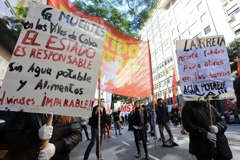 Agrupaciones de izquierda protestan frente a la Legislatura porteña, mientras se realizaba la sesión. (Fuente: NA)