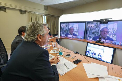 Fernández conversó por videoconferencia con Luis Alberto Moreno.