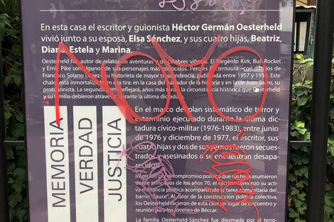 La placa vandalizada