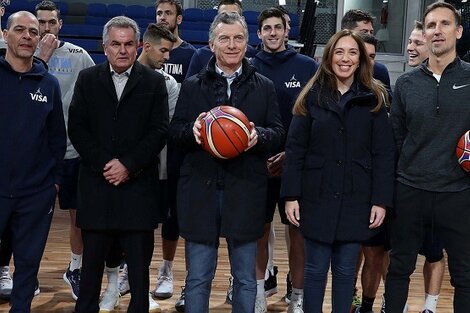 La foto difundida por Presidencia, en la que recortaron a Susbielles.  