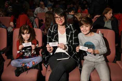 Gisela Marziotta junto a sus hijos en el estreno de Evitácora, la obra de Ana Alvarado que se presenta en la sala Caras y Caretas 2037.