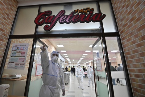 En Corea del Sur buscan frenar un nuevo foco de contagio del virus. 