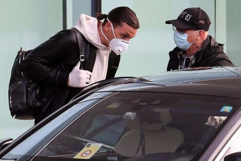 Barbijo y guantes para Zlatan al arribar a Milán.