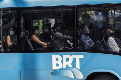 Pasajeros de un autobús en la zona norte de la ciudad de Río de Janeiro, el segundo estado de Brasil (después de San Paulo) más azotado por el coronavirus, tras haber contabilizado más de 17.000 casos y 1714 muertos hasta el domingo pasado. 