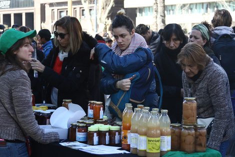 Organizaciones sociales, cooperativas y pequeños productores ofrecieron sus artículos.