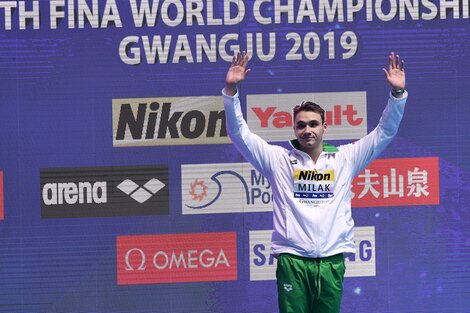 El húngaro Kristof Milak en lo más alto del podio. (Fuente: Sitio Oficial FINA)