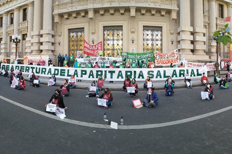 La manifestación se realizó frente a la sede local de Gobernación. 