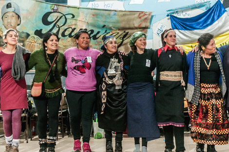 Moira Millán al centro, en una cadena de abrazos feminista, antirracista y plurinacional.  